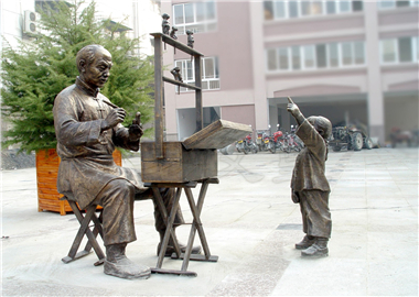 黄冈步行街雕塑作品